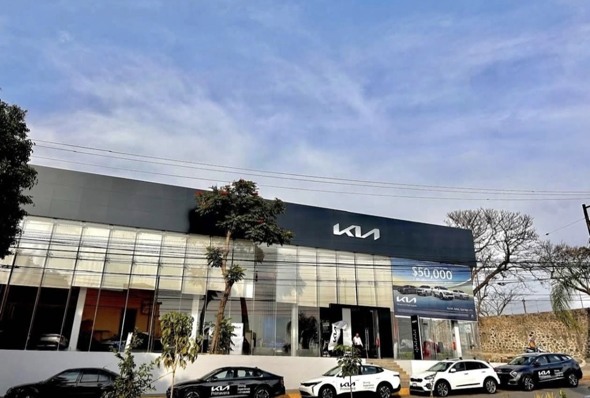 Asaltan a una persona al interior de una agencia de autos en Cuernavaca