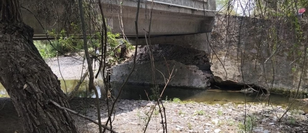 Detectan socavón y cierran puente en Casahuatlán, Amacuzac