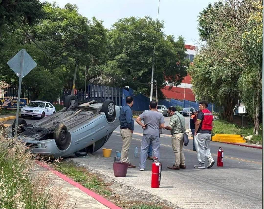 Catedrático de la UAEM vuelca su automóvil dentro del campus Chamilpa