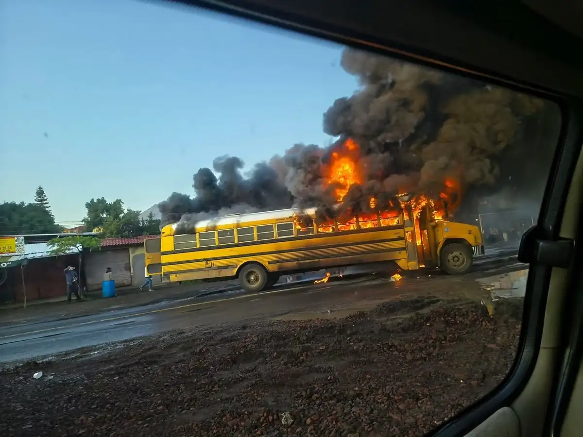 Narcobloqueos paralizan carreteras de Michoacán tras operativo contra célula del CJNG