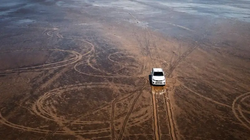 Camioneta causa grave daño ambiental en la Pampa del Leoncito, Argentina