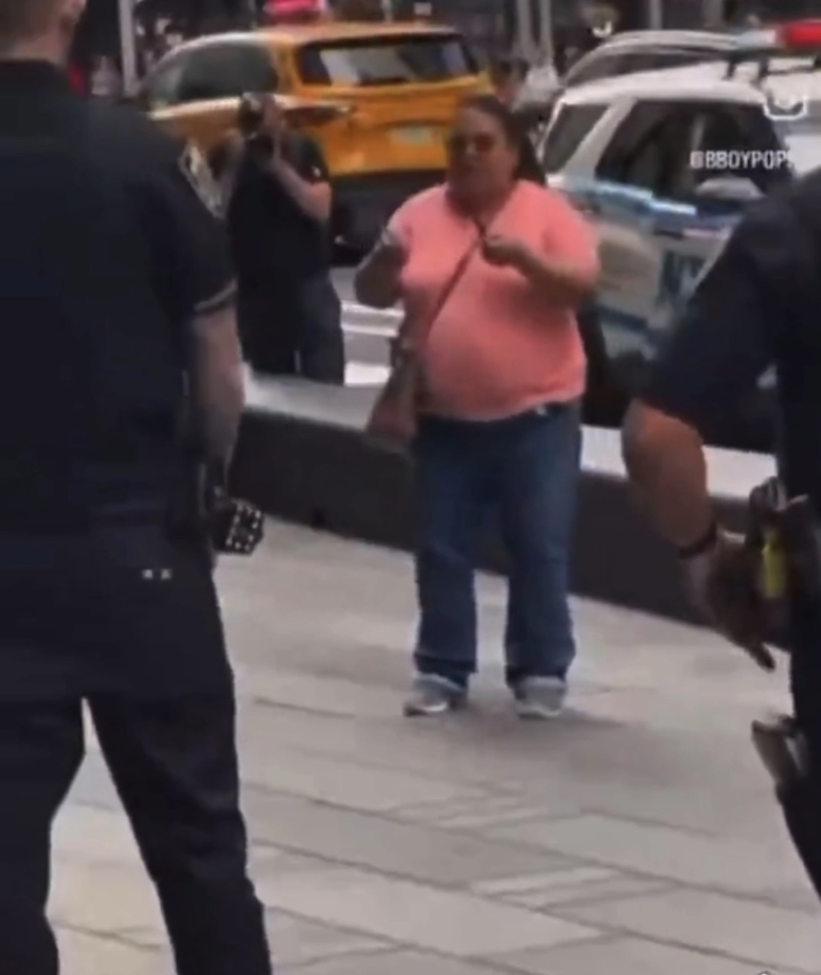 Mujer ataca con dos cuchillos a dos personas en Times Square; policías la abate