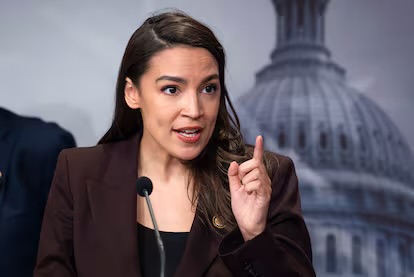 Una mujer latina podría buscar la presidencia de EU en 2028; Alexandria Ocasio Cortez
