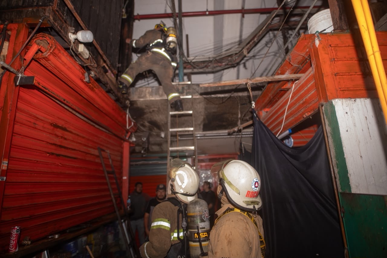 Incendio en el mercado ALM queda 100% controlado y 90% extinguido
