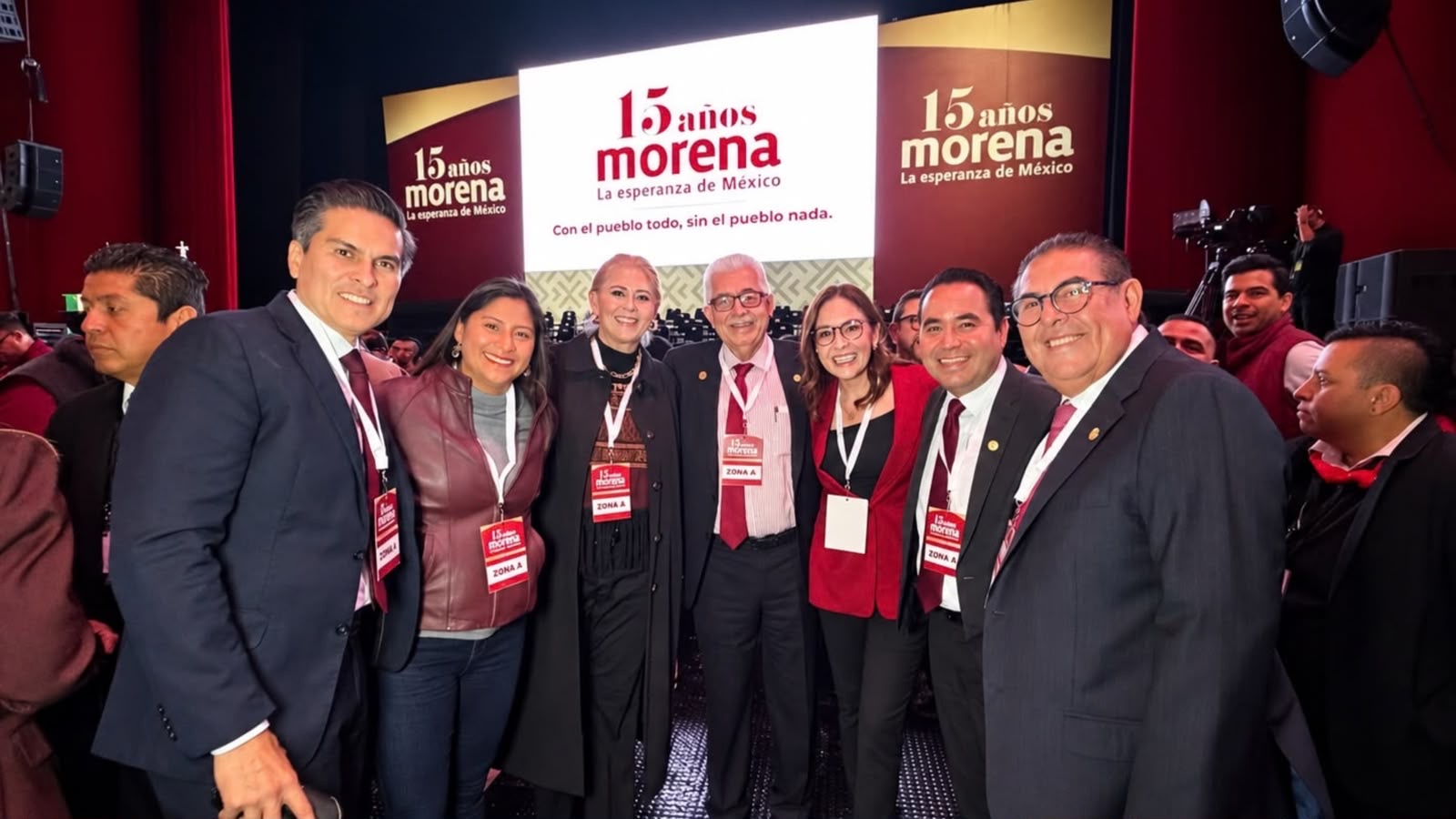Víctor mercado presente en la celebración por los 15 años de morena
