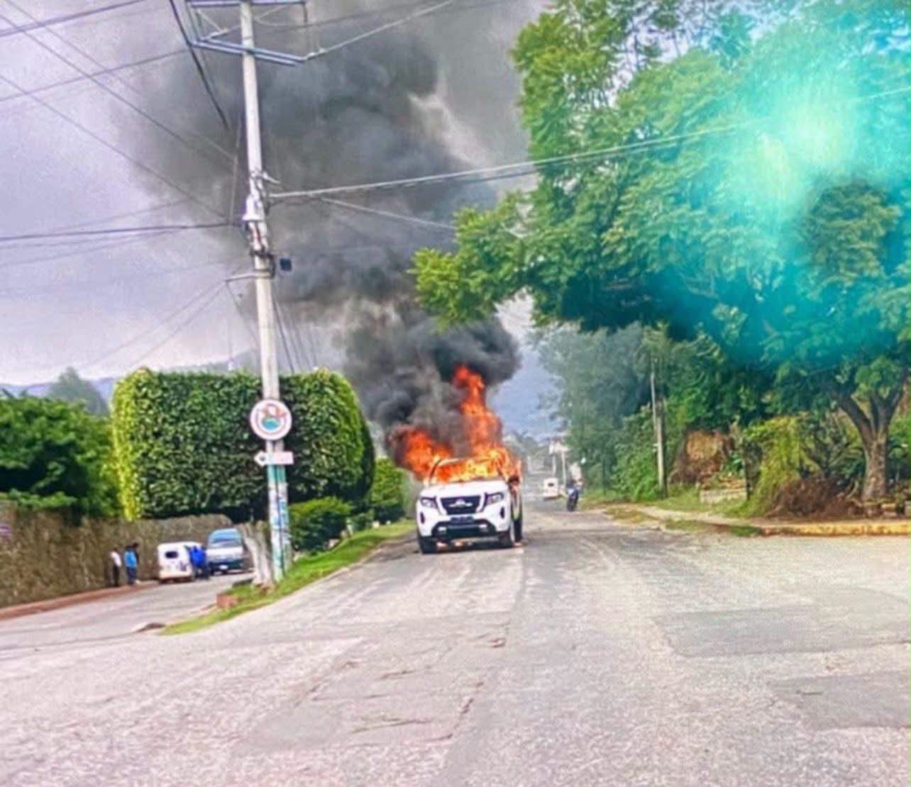 Queman patrullas y bloquean carreteras tras operativo en el oriente de Morelos